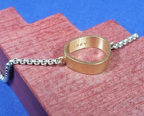 Geboortesieraad. Zilveren armband met geelgouden Kei. Ter ere van geboorte dochter vervaardigd. Maatwerk van Oogst Goudsmeden in Amsterdam.