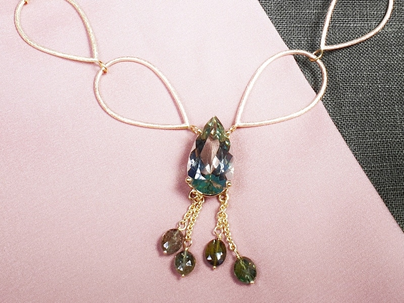 Gouden Druppels collier met prasioliet en toermalijn. Roodgouden ketting met geelgouden details. Stijlvolle blikvanger van Oogst Sieraden atelier in Amsterdam. Details
