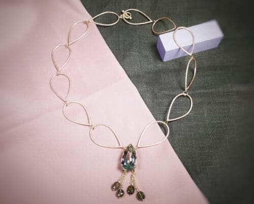 Gouden Druppels collier met prasioliet en toermalijn. Met geelgouden details. Stijlvolle blikvanger van Oogst Sieraden atelier in Amsterdam
