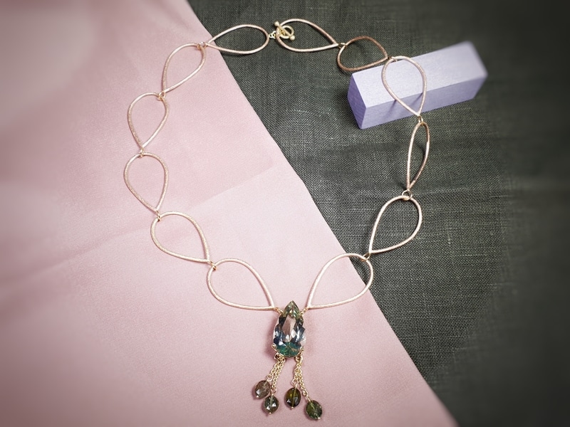 Gouden Druppels collier met prasioliet en toermalijn. Met geelgouden details. Stijlvolle blikvanger van Oogst Sieraden atelier in Amsterdam