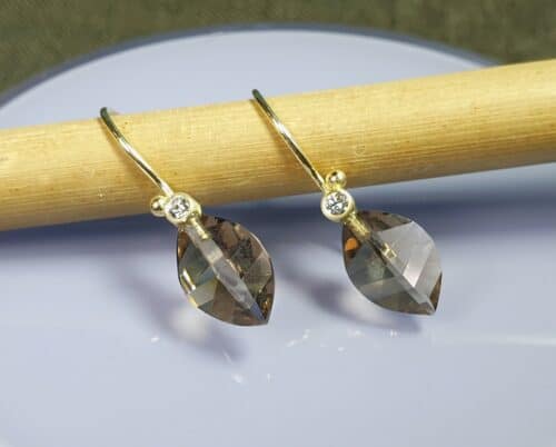 Geelgouden oorbellen met rookkwarts en diamant. Uit de Blaadjes serie van Oogst Sieraden in Amsterdam