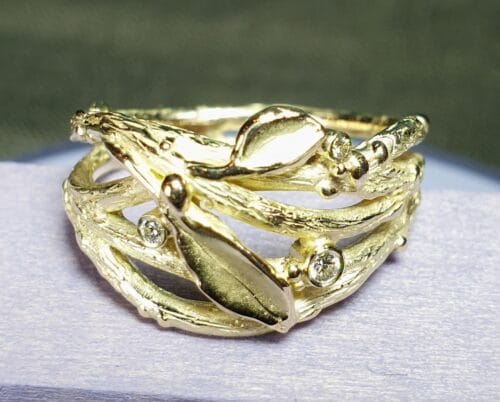 Geelgouden Takjes ring uit de Boomgaard serie met takjes, blaadjes, besjes en diamanten. Uniek ontwerp van Oogst Goudsmeden in Amsterdam