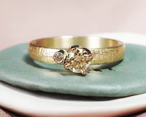 Roségouden verlovingsring Ritme met 0,27 ct en 0,03 ct briljant geslepen diamanten cape. Met hamerslag. Moderne klassieker uit het Oogst Sieraden atelier.