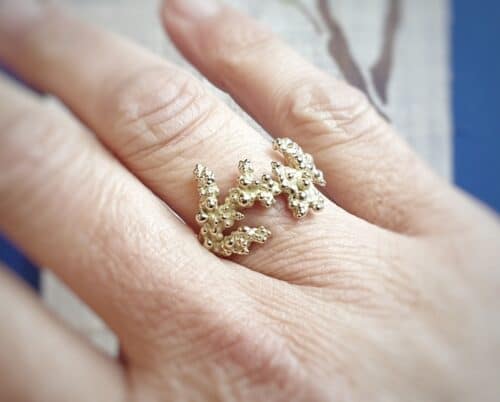 Geelgouden brede besjes ring. Deze statement ring lijkt op koraal vertakkingen. Ontwerp van Oogst Sieraden in Amsterdam