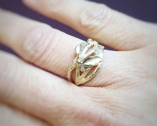 Geelgouden Takjes ring uit de Boomgaard serie met takjes, blaadjes, besjes en diamanten. Uniek ontwerp van Oogst Goudsmeden in Amsterdam