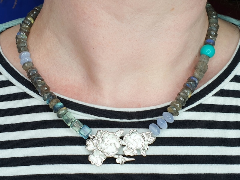 Zilveren collier van bloesemtakje met labradoriet aquamarijn chalcedoon turkoois & fluoriet. Uit de Japonais serie van Oogst Goudsmeden in Amsterdam.