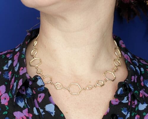 Geelgouden schakel collier Amorf & Hoekig. Uit de handgemaakte collier collectie van Oogst Sieraden in Amsterdam