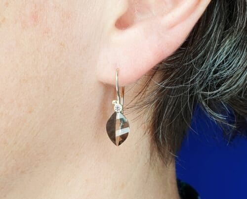 Oorbellen Blaadjes. Rookkwarts met diamant in geelgoud met krul. Ontwerp van Oogst Sieraden in Amsterdam