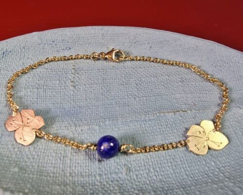 Armband A wee bit of Scotland sleedoorn bloem met lapis lazuli. Handgravure. Verfijnde schakelarmband. Uit het Oogst atelier.