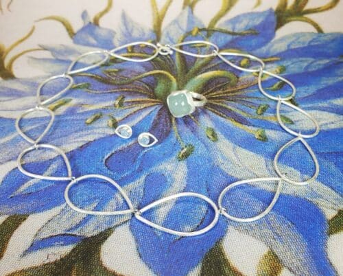 Zilveren Druppel collier, strakke aquamarijn ring en bijpassende zilveren oorsieraden met aquamarijn. Maatwerk ontwerp van Oogst Sieraden in Amsterdam