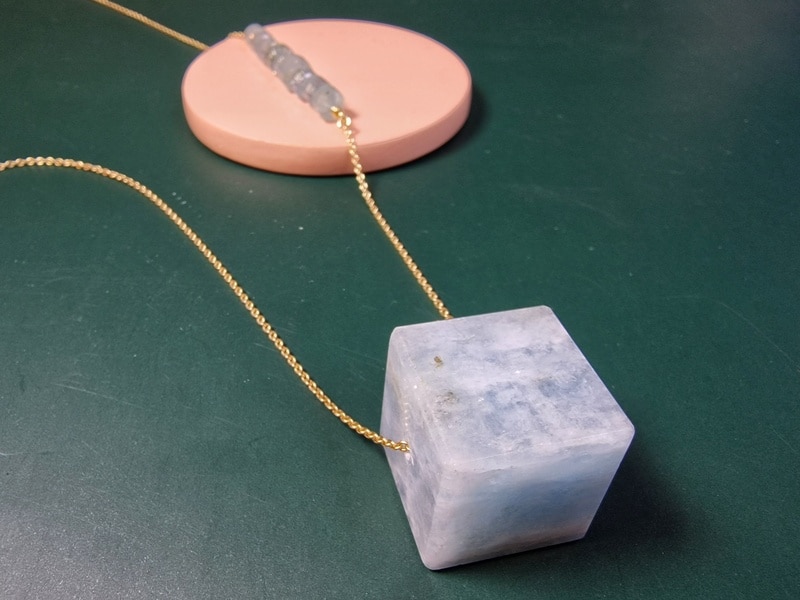 Lange ketting met aquamarijn. Uit de Verzameling serie. Cube aquamarijn uitgelicht. Sieraad Ontwerp: Oogst Goudsmeden Amsterdam