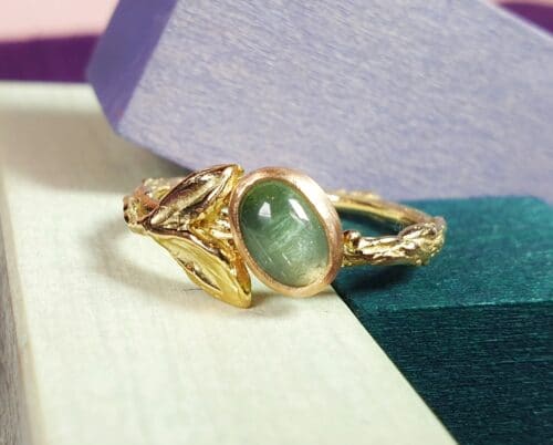 Roségouden Boomgaard ring, takje met blaadjes en ovale toermalijn. Eenmalig ontwerp van oogst Sieraden Amsterdam.