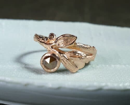 Roodgouden Boomgaard ring. Stoer takje met bloesemknop blaadje en natural diamant. Speels ontwerp van goudsmid Oogst in Amsterdam