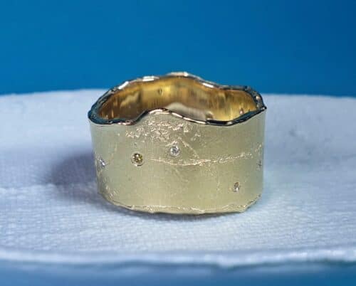 Brede ring uit de Erosie serie van eigen oud goud gemaakt. Met rondom diamanten in warm geel en licht bruin. Maatwerk van Oogst