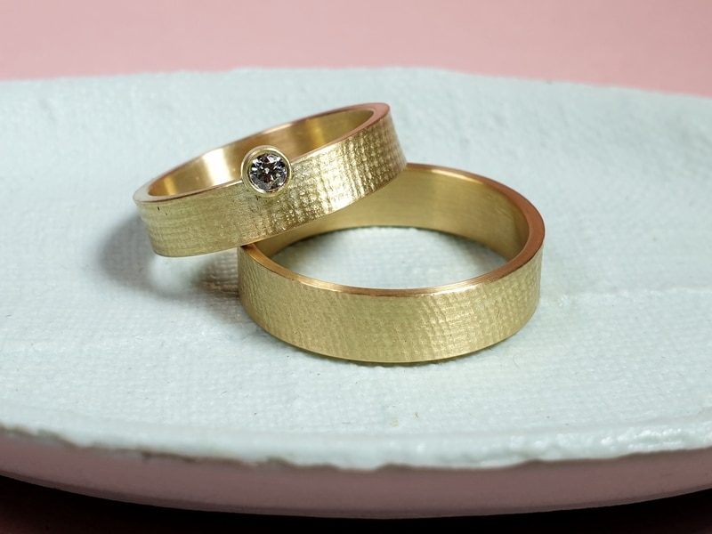 Textured Wedding rings Linen. Yellow gold ring with diamond. Yellow gold ring with refined texture. Oogst Originals.