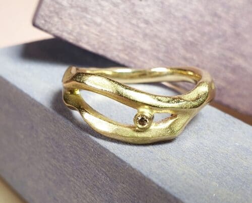 Ring Golf roségoud met 0,02 crt diamant light brown. Ontwerp van oogst Goudsmeden in Amsterdam.