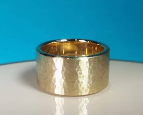 Brede geelgouden ring uit de Ritme serie. Maatwerk van Oogst Sieraden in Amsterdam