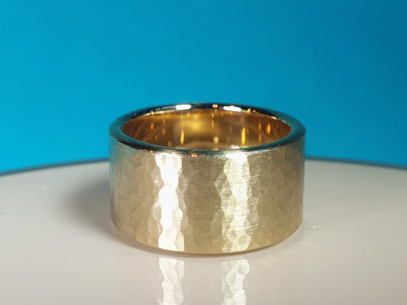 Brede geelgouden ring uit de Ritme serie. Maatwerk van Oogst Sieraden in Amsterdam
