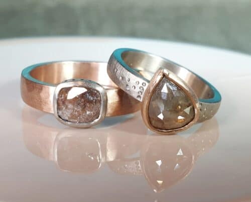 Trouwringen 'Ritme' met hamerslag. Roodgoud en witgoud met roos geslepen natural diamant. Ontwerp van Oogst Sieraden.