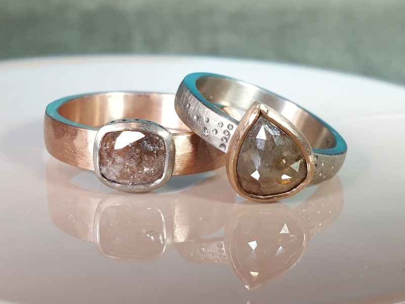 Trouwringen 'Ritme' met hamerslag. Roodgoud en witgoud met roos geslepen natural diamant. Ontwerp van Oogst Sieraden.