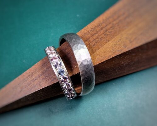 Trouwringen Ritme en Eenvoud. Witgoud met spinel rondom gezet en Witgoud met hamerslag. Uit het Oogst Goudsmeden atelier.