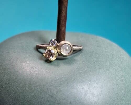 Witgouden Verzameling ring met 3 diamanten. Ontwerp van Oogst Goudsmeden in Amsterdam