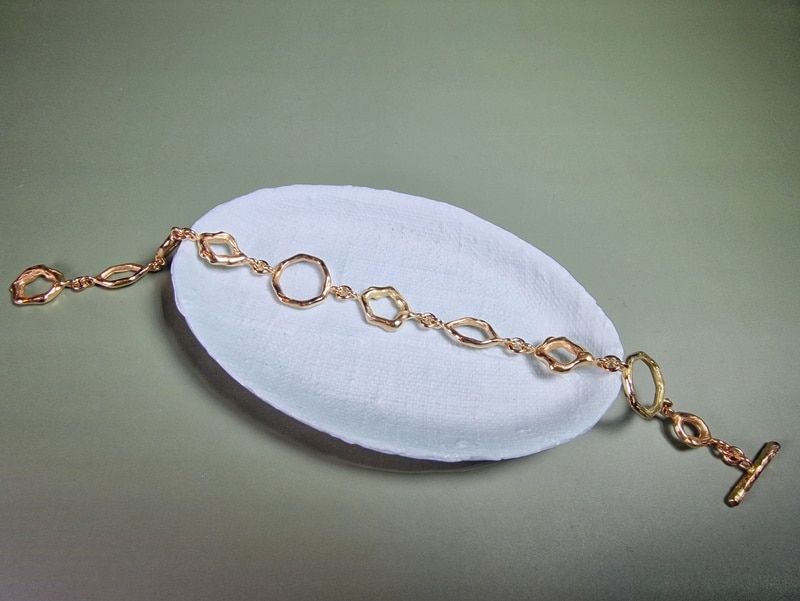 Rosé gouden armband Amorf & Hoekig met geelgouden details. Ontwerp van Oogst Sieraden in Amsterdam. Details in beeld.