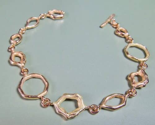 Rosé gouden armband Amorf & Hoekig met geelgouden details. Ontwerp van Oogst Sieraden in Amsterdam