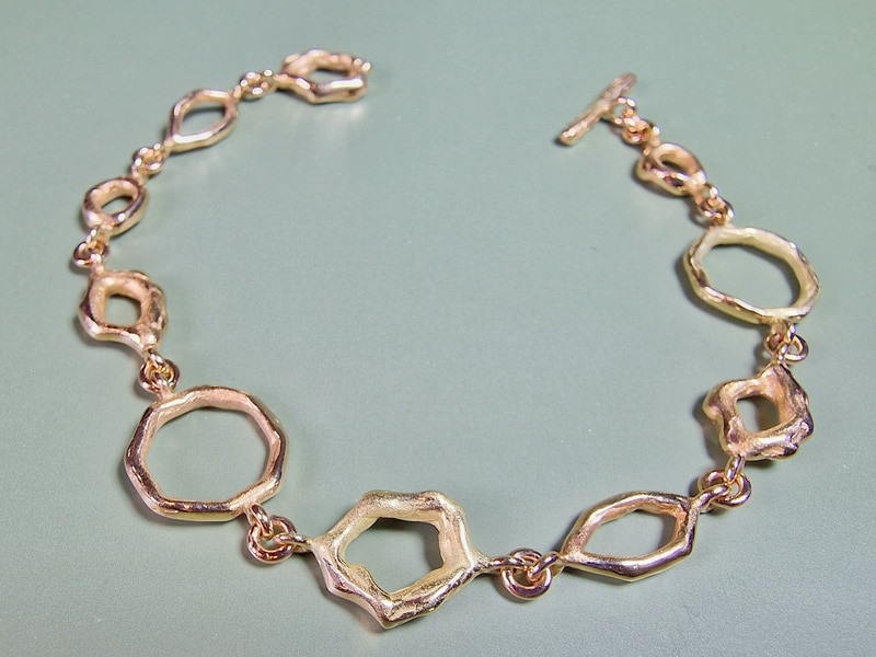 Rosé gouden armband Amorf & Hoekig met geelgouden details. Ontwerp van Oogst Sieraden in Amsterdam