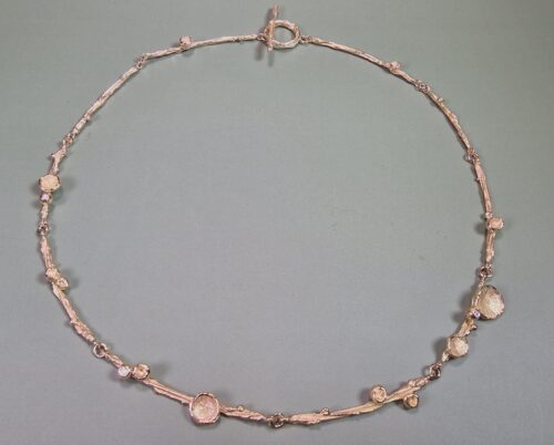 Roségouden collier Twist met speelse bessen, perziken en zwammen. Met sprankelende diamant. Ontwerp van Oogst Goudsmeden