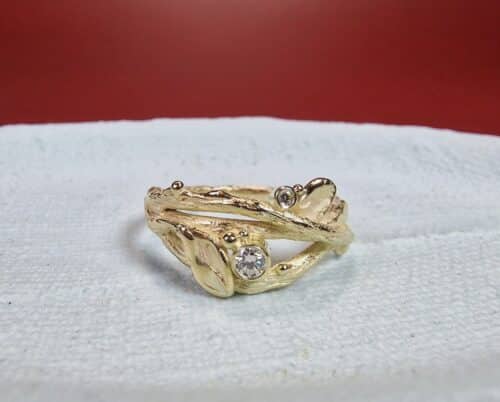 Geelgouden Boomgaard ring . Takjes met blaadjes en 0,10 ct en 0,02 ct diamant. Ontwerp van Oogst Sieraden in Amsterdam