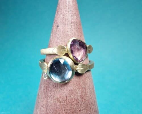 Blaadjes ring met korund en topaas van eigen geelgoud. Maatwerk ring voor moeder en dochter. Ontwerp van Oogst Sieraden in Amsterdam
