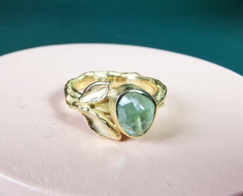 Gouden Blaadjes ring met roosgeslepen aquamarijn van eigen oud goud gemaakt. Goudsmid Oogst in Amsterdam