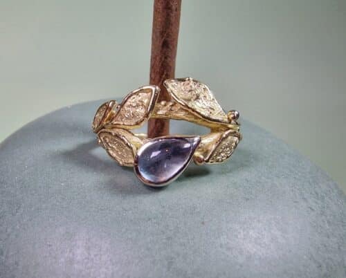 Geelgouden Blaadjes ring met aquamarijn. Gedenksieraad maatwerk uit het Oogst atelier in Amsterdam.