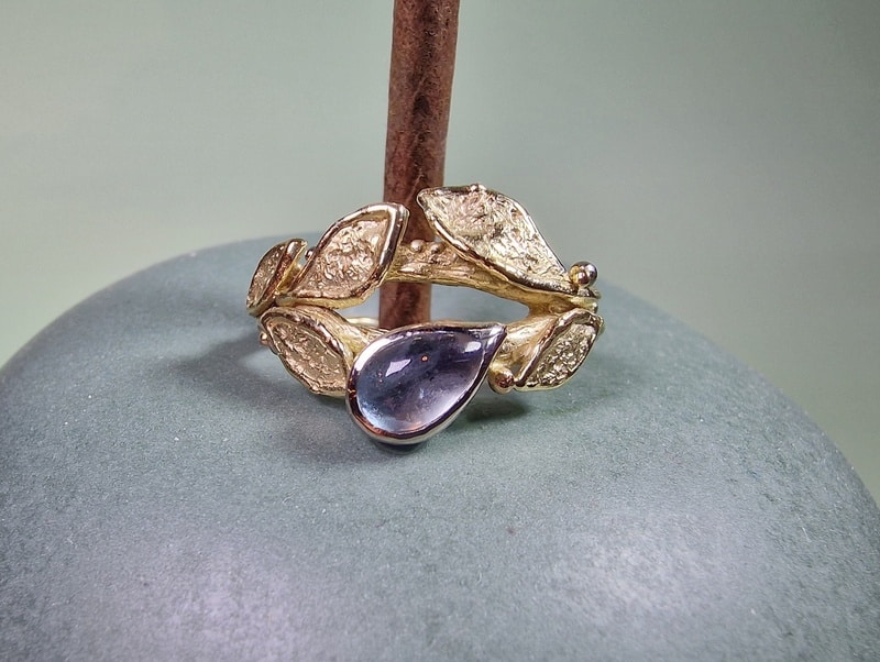 Geelgouden Blaadjes ring met aquamarijn. Gedenksieraad maatwerk uit het Oogst atelier in Amsterdam.