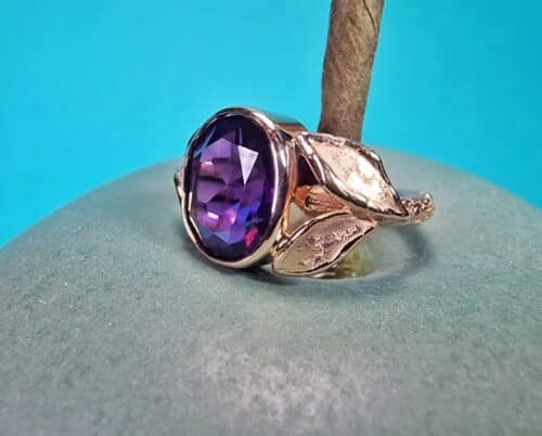 Roodgouden Blaadjes ring met amethist. Maatwerk ontwerp van Oogst Sieraden in Amsterdam
