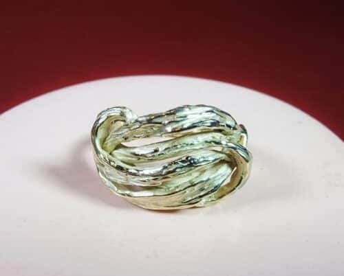 Geelgouden Bladeren ring. Lange golvende bladeren in een knoop vorm. Eenmalig ring van Oogst Goudsmeden