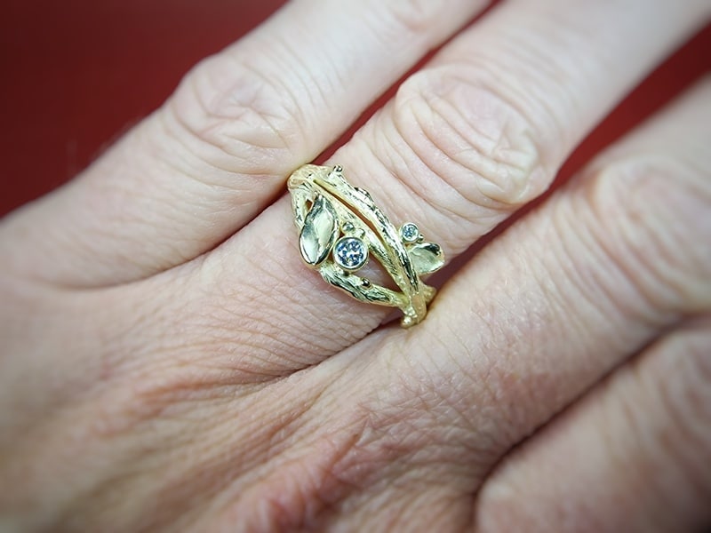 Geelgouden Boomgaard ring . Takjes met blaadjes en 0,10 ct en 0,02 ct diamant. Ontwerp van Oogst Sieraden in Amsterdam
