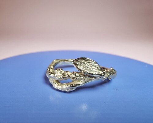 Rosé gold ring 'Orchard', playful twig with a leaf. From the Orchard series. Design by Oogst goldsmith Amsterdam