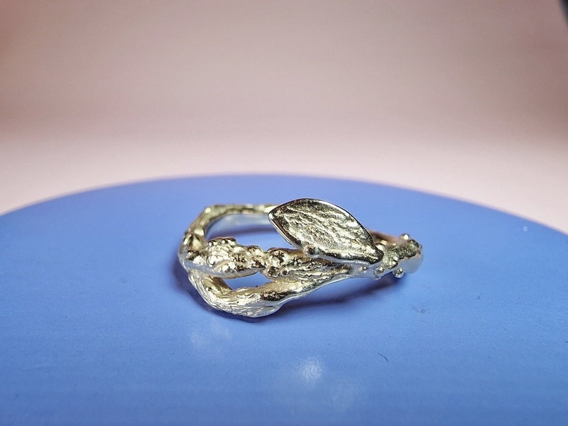 Roségouden Boomgaard ring. Stoer takje met blaadje. Ontwerp van goudsmid Oogst in Amsterdam