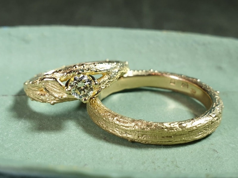 Wedding ring Orchard. Yellow gold Twig ring with a small leaf and a sparkling diamond. Yellow gold sturdy Twig ring. Design by Oogst Jewellery in Amsterdam