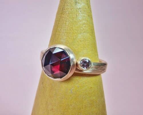 Roségouden ring Verzameling met granaat en bruine diamant. Maatwerk verlovingsring uit het Oogst Goudsmeden atelier in Amsterdam