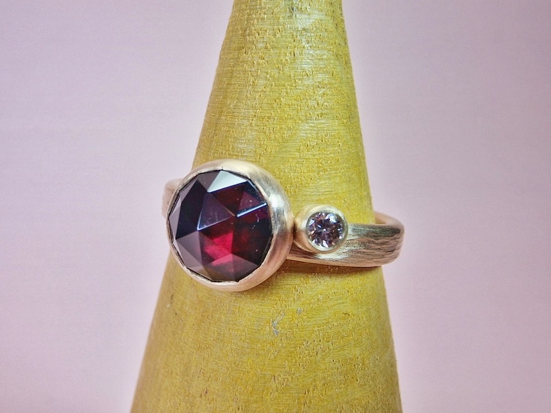 Roségouden ring Verzameling met granaat en bruine diamant. Maatwerk verlovingsring uit het Oogst Goudsmeden atelier in Amsterdam