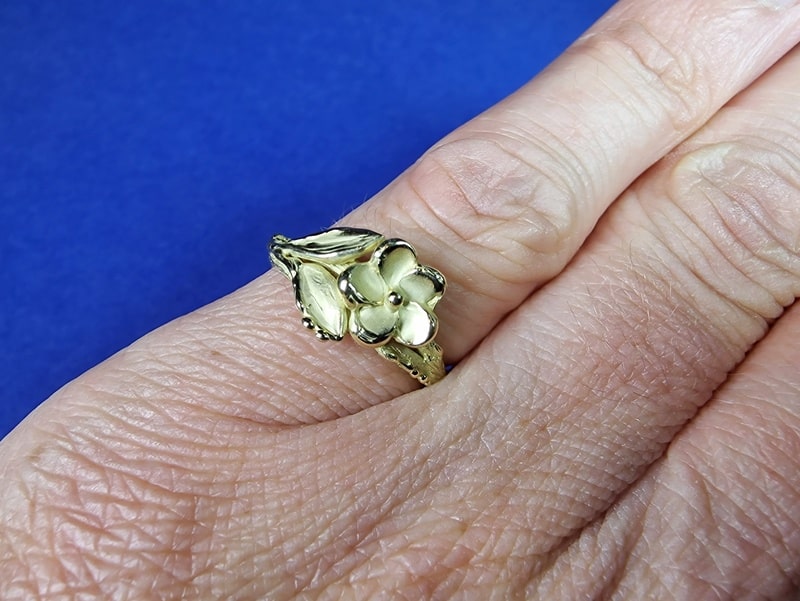 Geelgouden Japonais ring, fijn takje met bloem en blaadjes. Ontwerp van Oogst Sieraden in Amsterdam. Om de vinger.