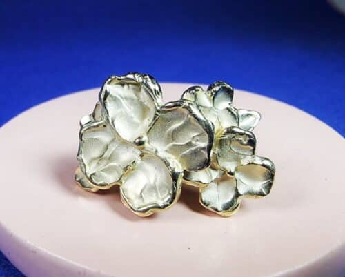 Yellow gold Japonais ring, a sturdy Twig with blossoms and leaves. Original design by oogst Jewellery in Amsterdam