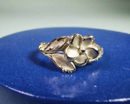 Geelgouden Japonais ring, fijn takje met bloem en blaadjes. Ontwerp van Oogst Sieraden in Amsterdam