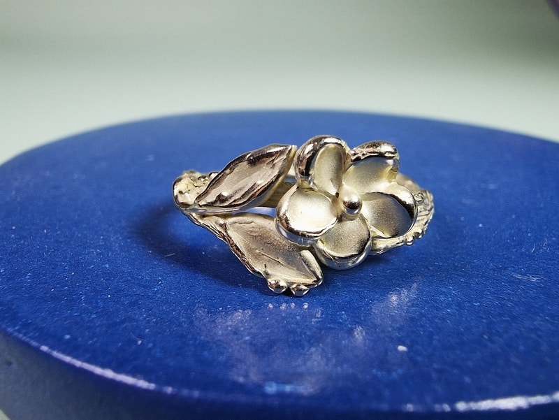 Geelgouden Japonais ring, fijn takje met bloem en blaadjes. Ontwerp van Oogst Sieraden in Amsterdam