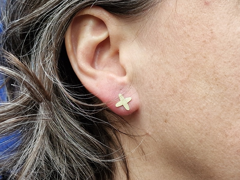 Geelgouden Kusjes oorstekers uit de Lineair serie. Ontwerp van Oogst Sieraden.