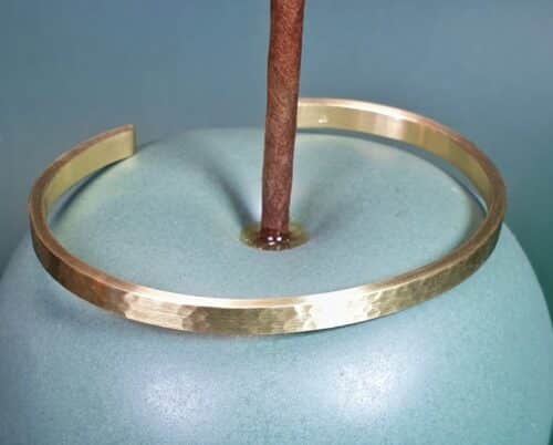 Klemarmband Ritme met hamering, 5 mm breed van eigen goud gemaakt. Oogst Sieraden in Amsterdam