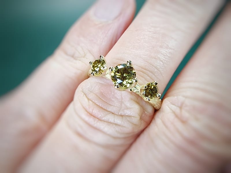 Geelgouden verlovingsring Takje met 3x diamant olijf. Ontwerp uit de Boomgaard serie van Oogst Sieraden in Amsterdam